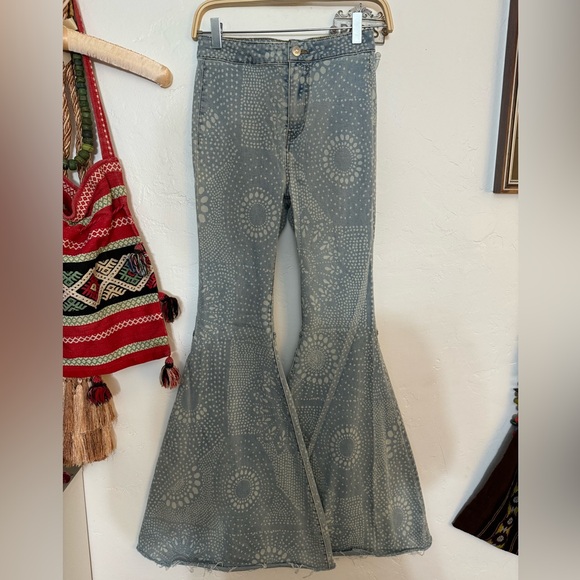 FREE PEOPLE FLOAT ON BELL BOTTOMS SZ 26 light blue batik print EUC - Picture 2 of 8